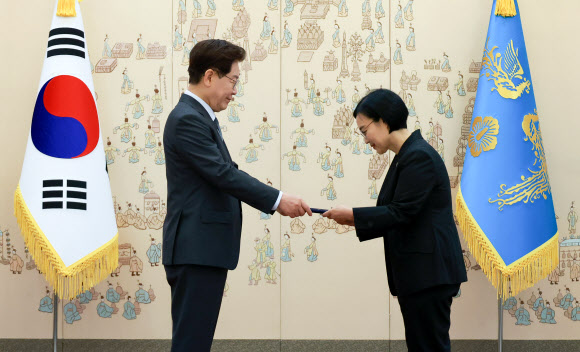 이재명 대통령이 1일 청와대에서 한성숙 국무총리에게 임명장을 수여하고 있다. 2026.7.1 연합뉴스