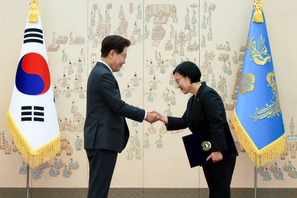 이재명 대통령이 1일 청와대에서 한성숙 국무총리에게 임명장을 수여하고 있다. 2026.7.1 연합뉴스