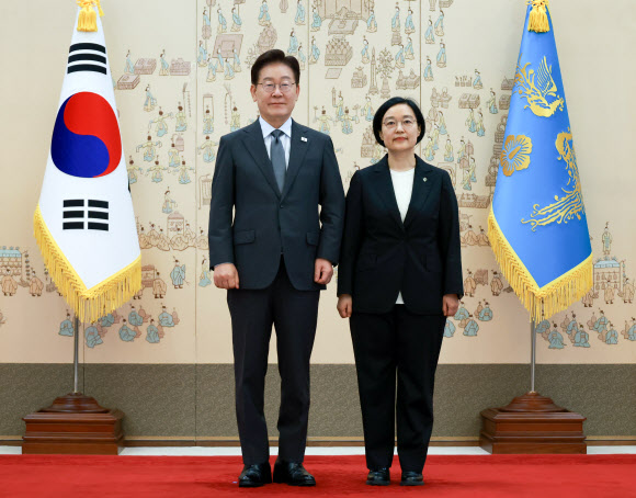 이재명 대통령이 1일 청와대에서 한성숙 국무총리에게 임명장을 수여한 후 기념촬영을 하고 있다. 2026.7.1 연합뉴스