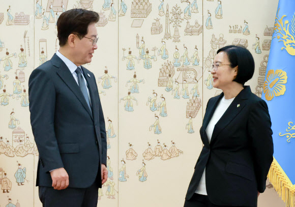 이재명 대통령이 1일 청와대에서 열린 임명장 수여식에서 한성숙 국무총리와 대화하고 있다. 2026.7.1 연합뉴스