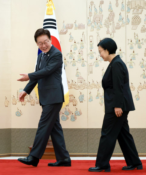이재명 대통령이 1일 청와대에서 한성숙 국무총리에게 임명장을 수여한 뒤 함께 행사장을 나서고 있다. 2026.7.1 연합뉴스