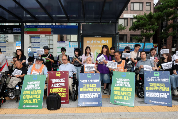 전국장애인차별철폐연대(전장연) 회원이 1일 서울 종로구 혜화동로터리 버스정류장에서 열린 출근길 버스 탑승 시위에서 교통약자이동권보장법 전면 개정을 촉구하고 있다. 2026.7.1 연합뉴스