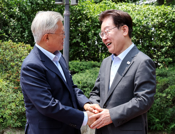 이재명 대통령이 1일 오찬 회동을 위해 청와대를 방문한 문재인 전 대통령과 인사를 나누고 있다. 2026.7.1 연합뉴스