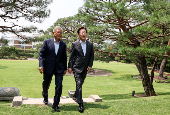 이재명 대통령과 문재인 전 대통령이 1일 청와대에서 대화하며 오찬장인 상춘재로 이동하고 있다. 2026.7.1 연합뉴스