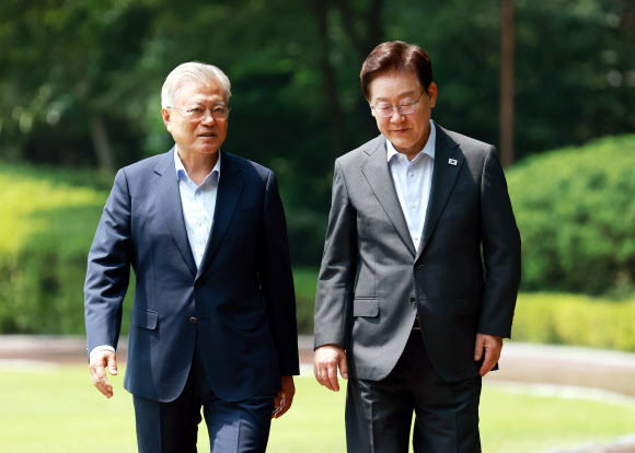 이재명 대통령과 문재인 전 대통령이 1일 청와대에서 대화하며 오찬장인 상춘재로 이동하고 있다. 2026.7.1  연합뉴스