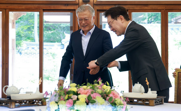 이재명 대통령 1일 오찬장인 청와대 상춘재에서 문재인 전 대통령에게 자리를 안내하고 있다. 2026.7.1  연합뉴스