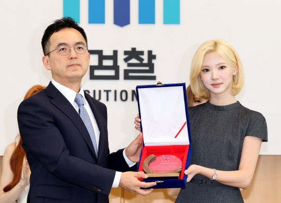 1일 서울 서초구 대검찰청에서 열린 ‘대검찰청 청소년 마약 예방 홍보대사’ 위촉식에서 구자현 검찰총장 직무대행과 그룹 하츠투하츠의 지우가 위촉패를 들고 기념촬영을 하고 있다. 2026.7.1 연합뉴스