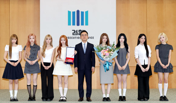 구자현 검찰총장 직무대행이 1일 서울 서초구 대검찰청에서 ‘대검찰청 청소년 마약 예방 홍보대사’로 위촉된 그룹 하츠투하츠와 기념촬영을 하고 있다. 2026.7.1 연합뉴스