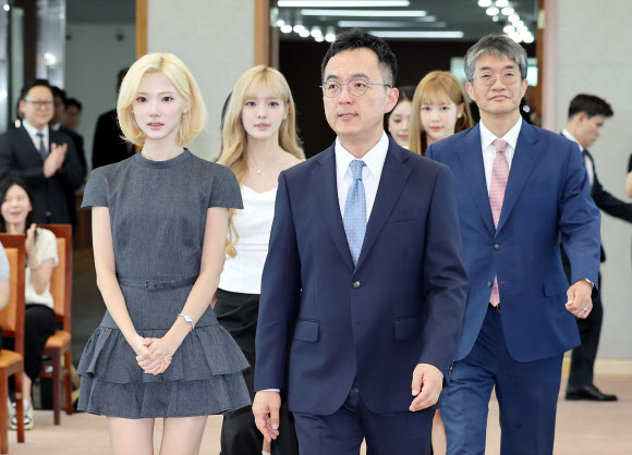 구자현 검찰총장 직무대행과 그룹 하츠투하츠가 1일 서울 서초구 대검찰청에서 열린 ‘대검찰청 청소년 마약 예방 홍보대사’ 위촉식에 참석하고 있다. 2026.7.1 연합뉴스