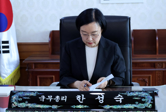 한성숙 신임 국무총리가 1일 서울 종로구 정부서울청사 집무실에서 자료를 검토하고 있다. 2026.7.1 연합뉴스