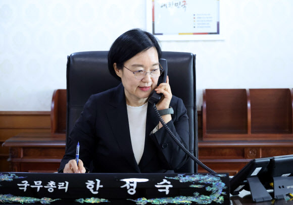 한성숙 신임 국무총리가 1일 서울 종로구 정부서울청사 집무실에서 전화 통화를 하고 있다. 2026.7.1 연합뉴스