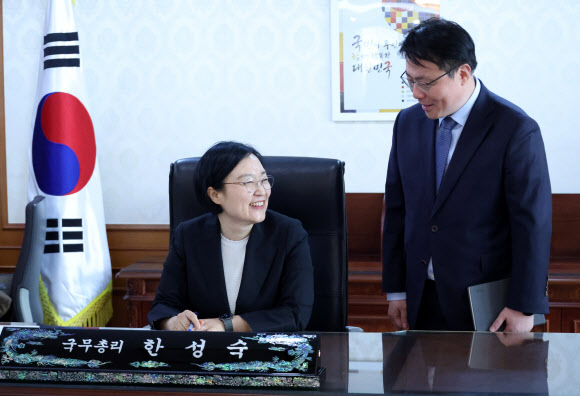 한성숙 신임 국무총리가 1일 서울 종로구 정부서울청사 집무실에서 김경인 일정행정관과 업무 관련 대화를 하고 있다. 2026.7.1 연합뉴스