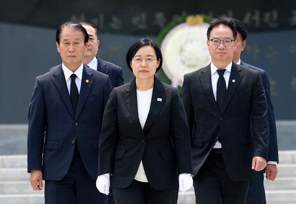 한성숙 신임 국무총리가 1일 동작구 국립서울현충원 현충탑을 참배한 뒤 걸어나오고 있다. 2026.7.1 연합뉴스
