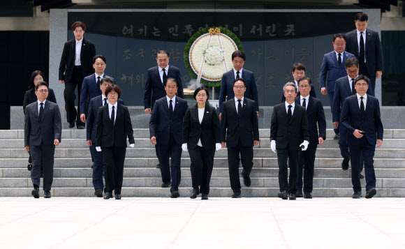 한성숙 신임 국무총리가 1일 동작구 국립서울현충원 현충탑을 참배한 뒤 걸어나오고 있다. 2026.7.1 연합뉴스