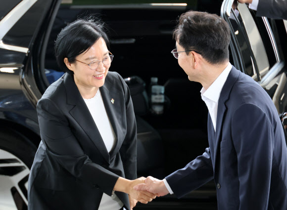 한성숙 신임 국무총리가 1일 청와대에서 임명장을 받은 뒤 서울 종로구 정부서울청사로 출근하고 있다. 2026.7.1 연합뉴스