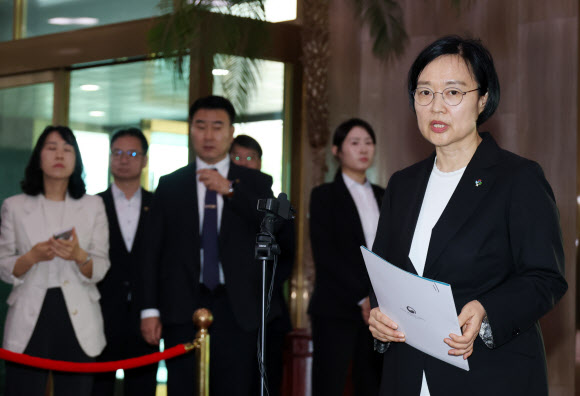 한성숙 신임 국무총리가 1일 청와대에서 임명장을 받은 뒤 서울 종로구 정부서울청사로 출근, 소감을 밝히고 있다. 2026.7.1 연합뉴스