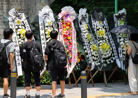 1일 서울 강동구 배재고 앞에 근조화환이 놓여 있다.   배재고 야구부 일부 학생 선수들은 지난달 29일 서울 목동구장에서 광주제일고와 경기 중 “스타벅스 가야지”, “탱크 데이”라는 구호를 외쳤다. 이 구호는 지난 달 스타벅스 코리아가 5·18민주화운동 기념일에 맞춰 텀블러 할인 이벤트를 하며 ‘5·18 탱크데이’라고 홍보했던 사건을 연상케 해 공분을 샀다. 2026.7.1  연합뉴스