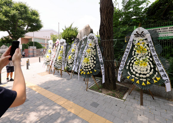 1일 서울 강동구 배재고 앞에 근조화환이 놓여 있다.   배재고 야구부 일부 학생 선수들은 지난달 29일 서울 목동구장에서 광주제일고와 경기 중 “스타벅스 가야지”, “탱크 데이”라는 구호를 외쳤다. 이 구호는 지난 달 스타벅스 코리아가 5·18민주화운동 기념일에 맞춰 텀블러 할인 이벤트를 하며 ‘5·18 탱크데이’라고 홍보했던 사건을 연상케 해 공분을 샀다. 2026.7.1  연합뉴스