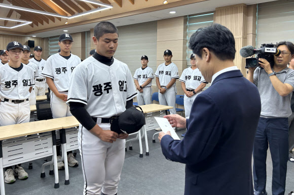 김대중 전남광주통합특별시교육감이 취임 첫날인 1일 오후 광주제일고등학교를 방문해 최근 전국대회 경기에서 상대 팀인 배재고 선수단의 지역 비하성 응원으로 상처를 입은 야구부를 위로하고 훈련시설 개선을 위한 격려금을 전달하고 있다. 2026.7.1 연합뉴스