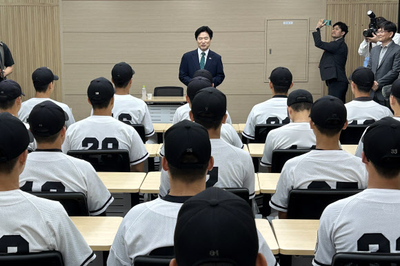 김대중 전남광주통합특별시교육감이 취임 첫날인 1일 오후 광주제일고등학교를 방문해 최근 전국대회 경기에서 상대 팀인 배재고 선수단의 지역 비하성 응원으로 상처를 입은 야구부를 위로하고 있다. 2026.7.1 연합뉴스