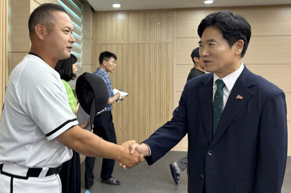 김대중 전남광주통합특별시교육감이 취임 첫날인 1일 오후 광주제일고등학교를 방문해 최근 전국대회 경기에서 상대 팀인 배재고 선수단의 지역 비하성 응원으로 상처를 입은 야구부 학생선수들을 위로하며 코치진과 인사하고 있다. 2026.7.1 연합뉴스