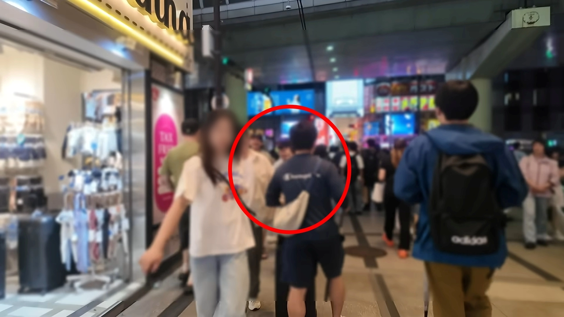 행인을 일부러 치고 가는 남성. 유튜브 채널 ‘매드브로’