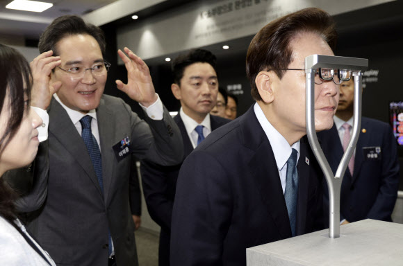 이재명 대통령이 2일 충남 아산시에서 열린 충청권 첨단산업 발전비전 국민보고회에서 AR 글래스를 체험하고 있다. 2026.7.2  청와대통신사진기자단