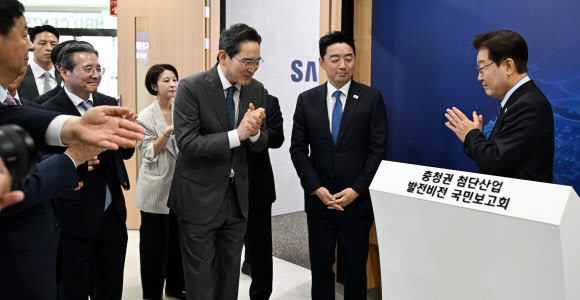 이재명 대통령이 2일 충남 아산시에서 열린 충청권 첨단산업 발전비전 국민보고회에서 전시물 관람을 마친 뒤 방명록 서명을 마친 뒤 박수치고 있다. 2026.7.2  청와대통신사진기자단