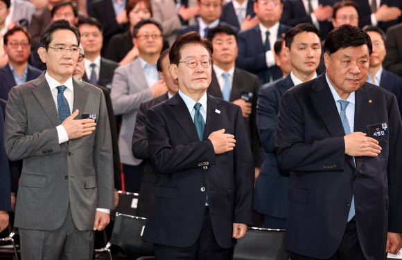 이재명 대통령이 2일 충남 아산시에서 열린 충청권 첨단산업 발전비전 국민보고회에서 국민의례를 하고 있다. 왼쪽부터 이재용 삼성전자 회장, 이재명 대통령, 서정진 셀트리온 회장. 2026.7.2  청와대통신사진기자단