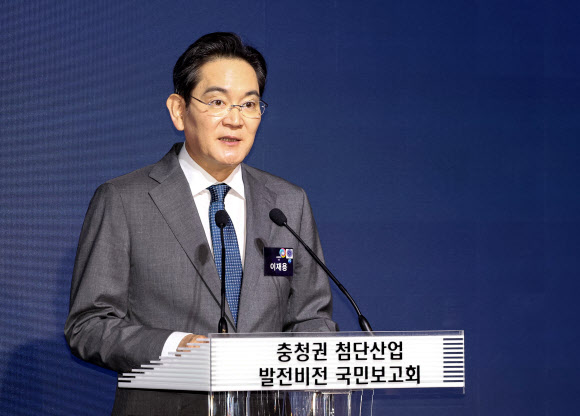 이재용 삼성전자 회장이 2일 충남 아산시에서 이재명 대통령 주재로 열린 충청권 첨단산업 발전비전 국민보고회에서 환영사를 하고 있다. 2026.7.2  청와대통신사진기자단