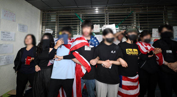 2일 국회 ‘제9회 전국동시지방선거 투표용지 부족 사태 등 국민 참정권 침해 진상규명 및 선거관리 개혁을 위한 국정조사 특별위원회’ 현장 조사가 예정된 서울 송파구 올림픽공원 핸드볼경기장 개표소에서 투표용지 부족 사태 관련 시위 참가자들이 스크럼을 짜고 있다. 2026.7.2  연합뉴스