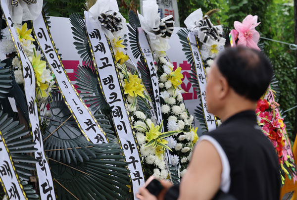 2일 서울 강동구 배재고등학교 앞에 배재고등학교 야구부를 비판하는 근조화환이 놓여 있다. 앞서 배재고 선수들은 지난달 29일 서울 목동구장에서 열린 제81회 청룡기 전국고교야구선수권대회에서 상대 팀인 광주제일고를 향해 “스타벅스 가야지”, “탱크데이” 등의 구호를 외쳐 논란이 됐다. 이에 대한야구소프트볼협회는 전날 스포츠공정위원회를 열고 배재고 야구부에 전국대회 출전 정지 6개월 중징계를 내렸다. 2026.7.2 뉴스1