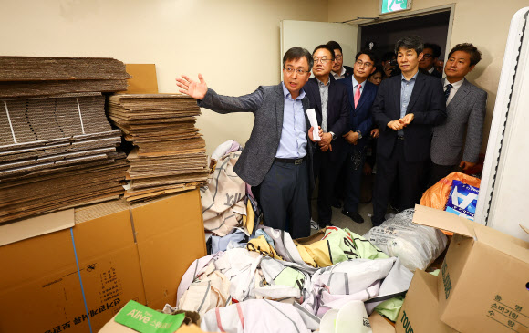국회 ‘제9회 전국동시지방선거 투표용지 부족 사태 등 국민 참정권 침해 진상규명 및 선거관리 개혁을 위한 국정조사 특별위원회’ 위원장인 국민의힘 윤상현 의원 등 특위 위원들이 2일 현장 조사를 위해 서울 송파구 올림픽공원 핸드볼경기장 개표소를 방문, 내부를 둘러보고 있다. 2026.7.2  국회사진기자단