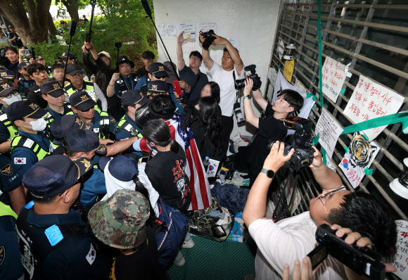 경찰들이 2일 서울 송파구 올림픽공원 핸드볼경기장에서 진입로를 막고 있는 시위대와 대치하고 있다. 2026.7.2  연합뉴스