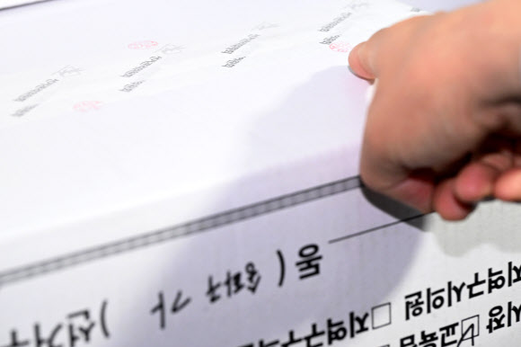 국회 ‘제9회 전국동시지방선거 투표용지 부족 사태 등 국민 참정권 침해 진상규명 및 선거관리 개혁을 위한 국정조사 특별위원회’ 위원들이 2일 현장 조사를 위해 서울 송파구 올림픽공원 핸드볼경기장 개표소를 방문한 가운데 선거관리위원회 관계자가 투표지 보관 상자에 찍힌 도장을 가리키고 있다.. 2026.7.2  국회사진기자단