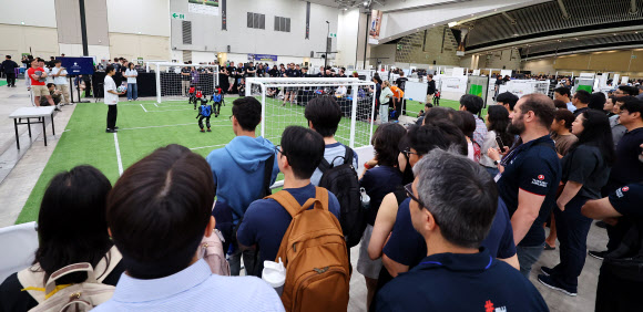 로봇축구 관람하는 시민들