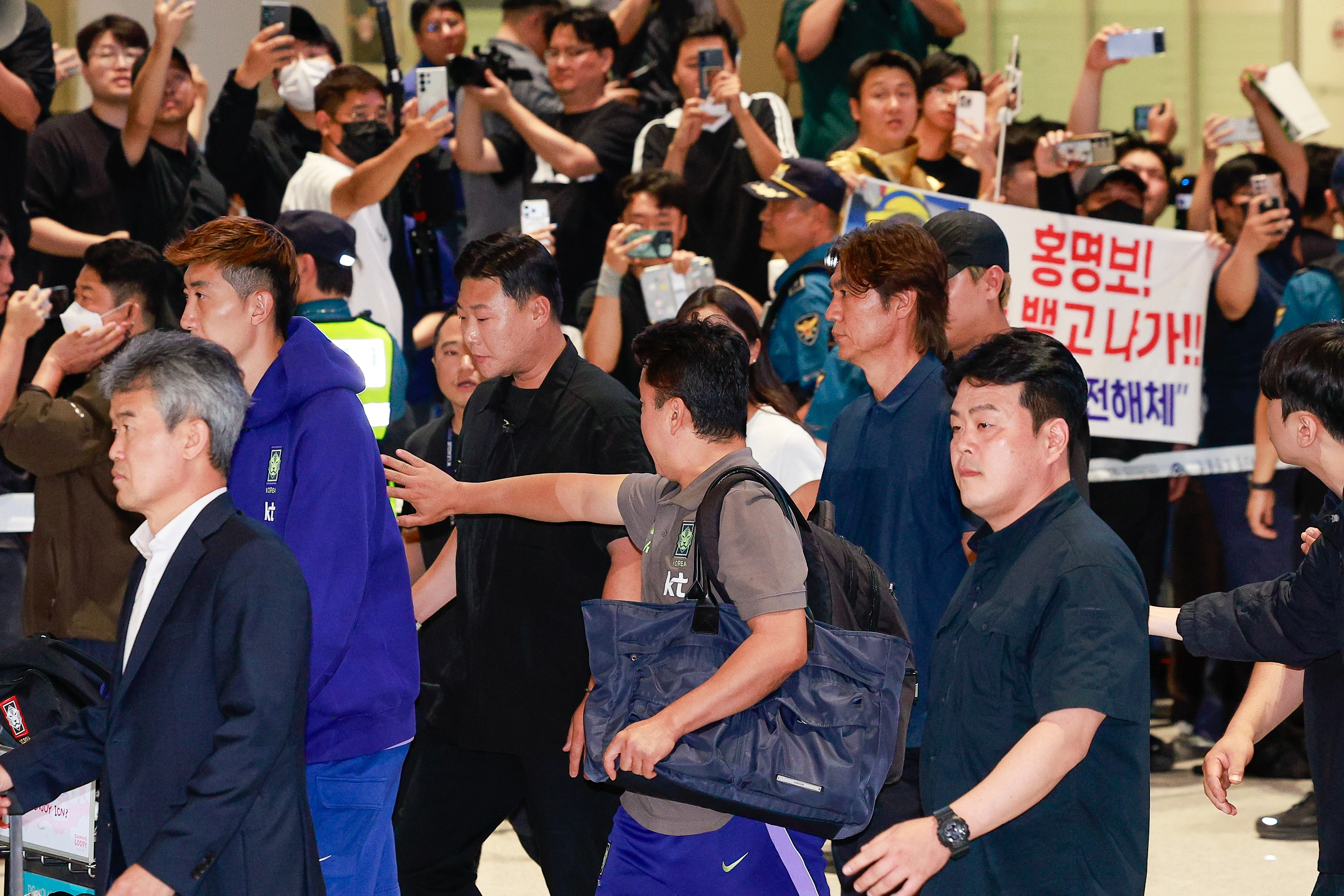 2026 북중미 월드컵 조별리그에서 탈락한 홍명보 전 대한민국 축구 국가대표팀 감독이 30일 인천국제공항 제2터미널을 통해 귀국하고 있다. (공동취재) 2026.06.30. 뉴시스