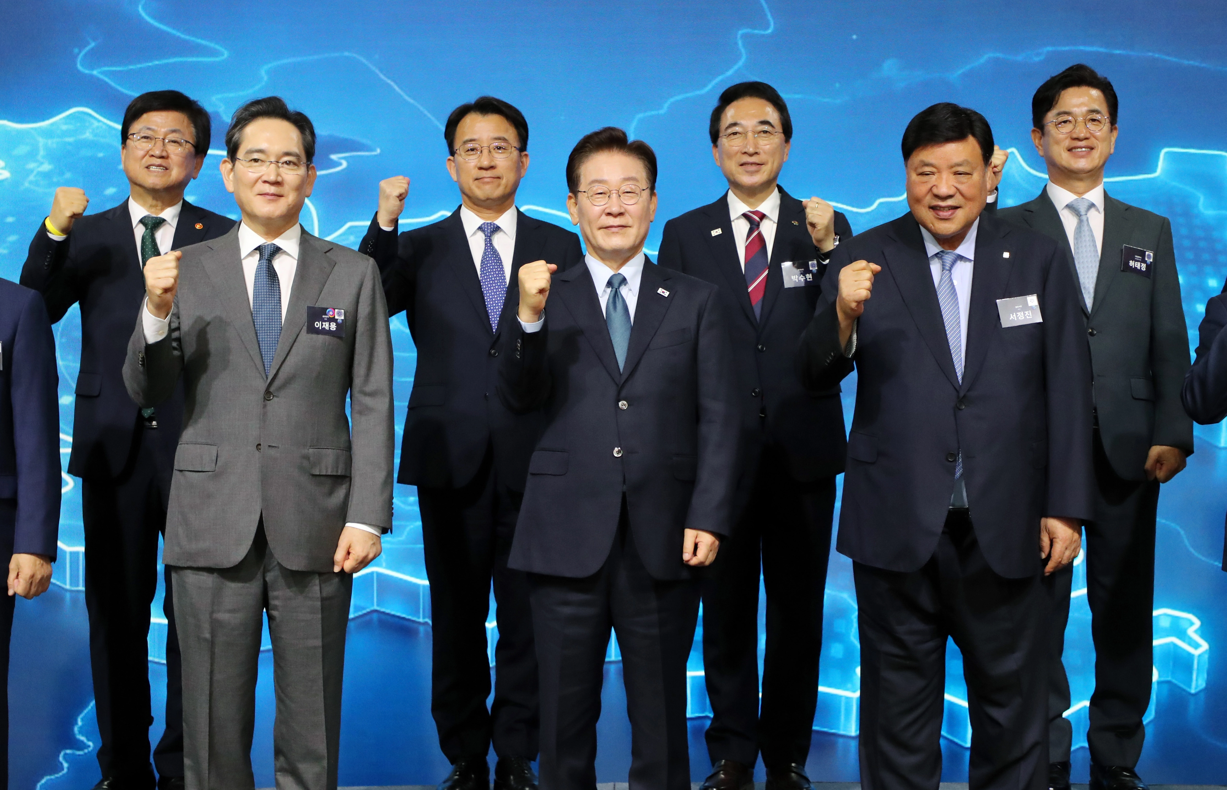 박수현 충남도지사가 2일 충남 아산시에서 열린 충청권 첨단산업 발전비전 국민보고회에서 이재명 대통령 등과 함께 기념사진을 촬영하고 있다. 서울신문DB