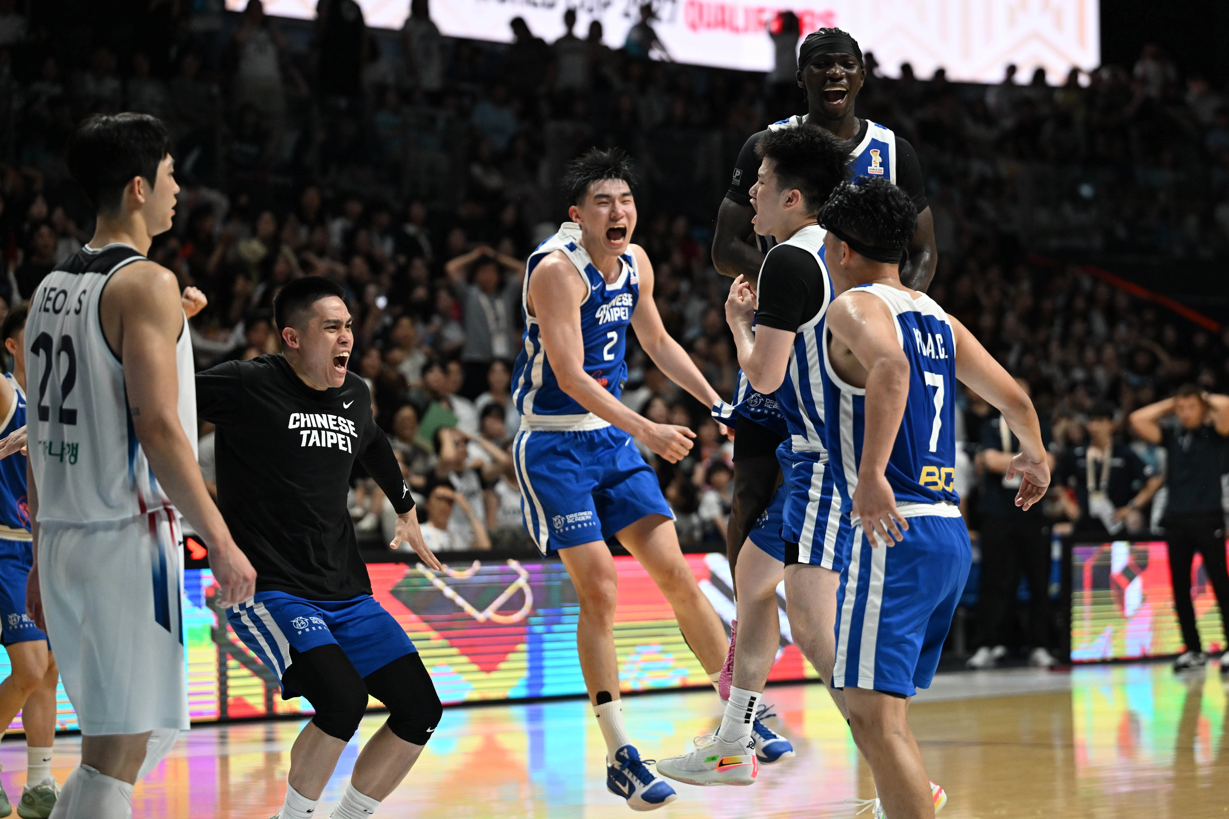 대만 농구 대표팀 선수들이 3일 경기도 고양시 고양소노아레나에서 열린 2027 FIBA 월드컵 아시아 예선 1라운드 B조 윈도우3 대한민국과 대만의 경기에서 80-82로 승리한 후 환호하고 있다. 2026.7.3 홍윤기 기자