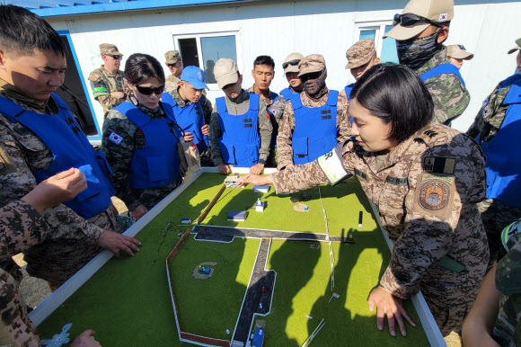 해병대는 지난달 20일부터 3일까지 몽골 오릉 훈련장에서 진행된 ‘2026년 칸 퀘스트 훈련’에 참가했다고 밝혔다. 지난 29일 해병대 및 참가국 장병들이 몽골군 훈련교관과 고정 및 이동 검문소 운용 수행 절차에 대해 토의하고 있다. 2026.7.3  해병대사령부 제공 