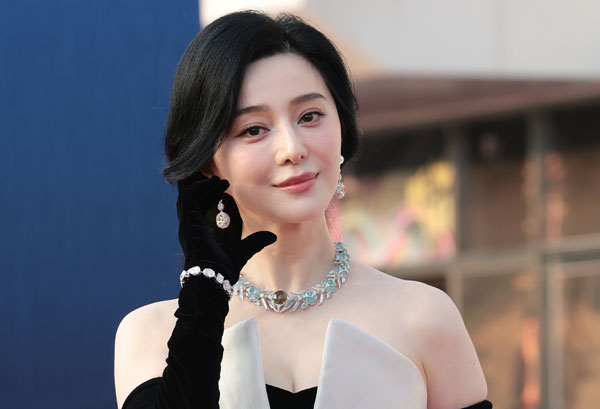 배우 판빙빙이 2일 오후 경기도 부천시청에서 열린 제30회 부천국제판타스틱영화제 참석해 볼 하트 포즈를 취하고 있다. 2026.7.2 뉴스1