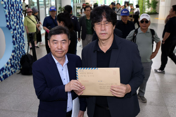 김동연 배재학당총동창회 39대 회장(오른쪽)이 3일 대한야구소프트볼협회가 위치한 서울 송파구 올림픽회관에서 스타벅스 응원 논란과 관련해 배재고 학생들의 선처를 바라는 탄원서를 제출하기 전 사진을 촬영하고 있다. 2026.7.3  연합뉴스