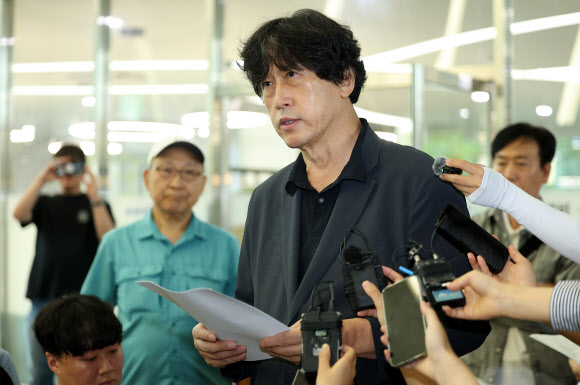김동연 배재학당총동창회 39대 회장이 3일 대한야구소프트볼협회가 위치한 서울 송파구 올림픽회관에서 스타벅스 응원 논란과 관련해 배재고 학생들의 선처를 바라는 탄원서를 읽고 있다. 2026.7.3  연합뉴스