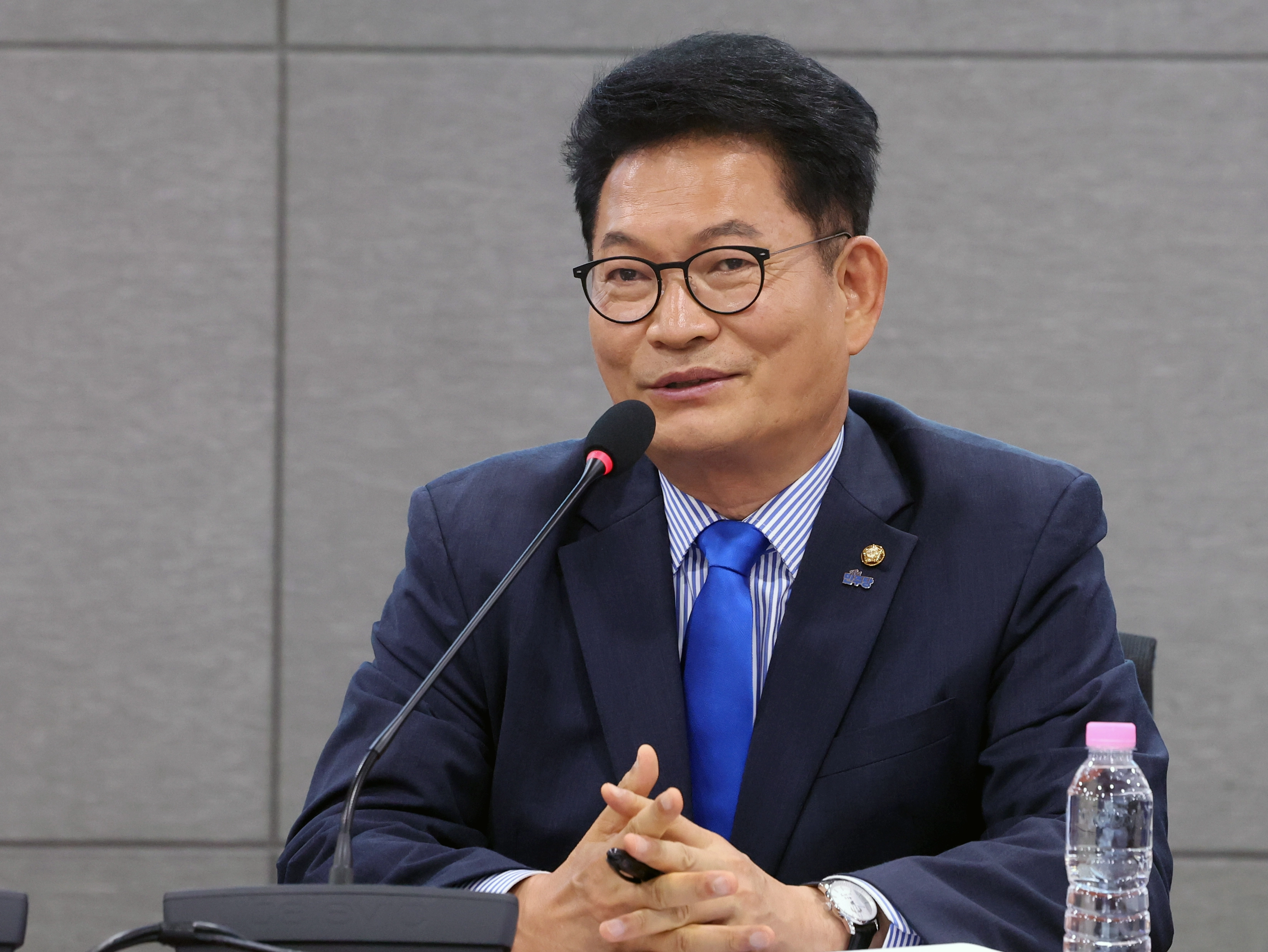 인사말하는 송영길 의원  송영길 더불어민주당 의원이 3일 오전 서울 여의도 국회 의원회관에서 열린 ‘이재명 정부 1년 : 평화·외교·안보 분야 평가와 과제 토론회’에서 인사말을 하고 있다.  2026.7.3/뉴스1