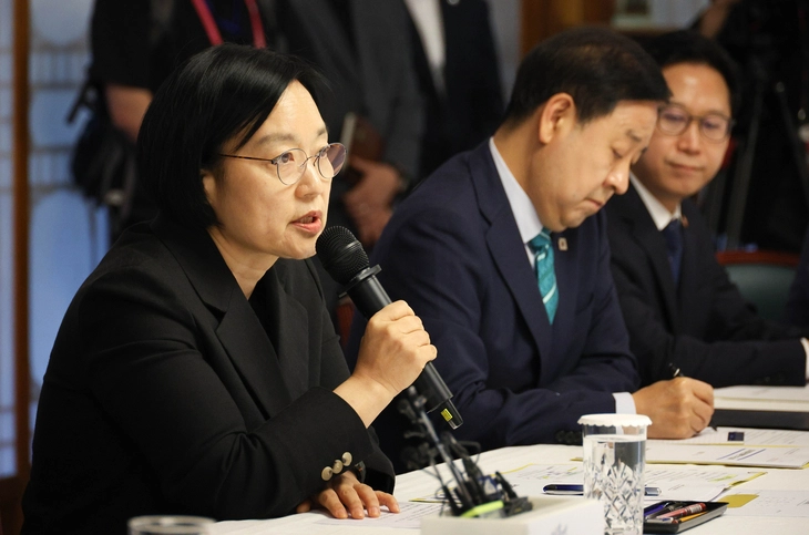 한성숙 국무총리가 5일 서울 삼청동 국무총리 서울공관에서 열린 고위 당정협의회에 참석해 머리발언을 하고 있다. 도준석 전문기자