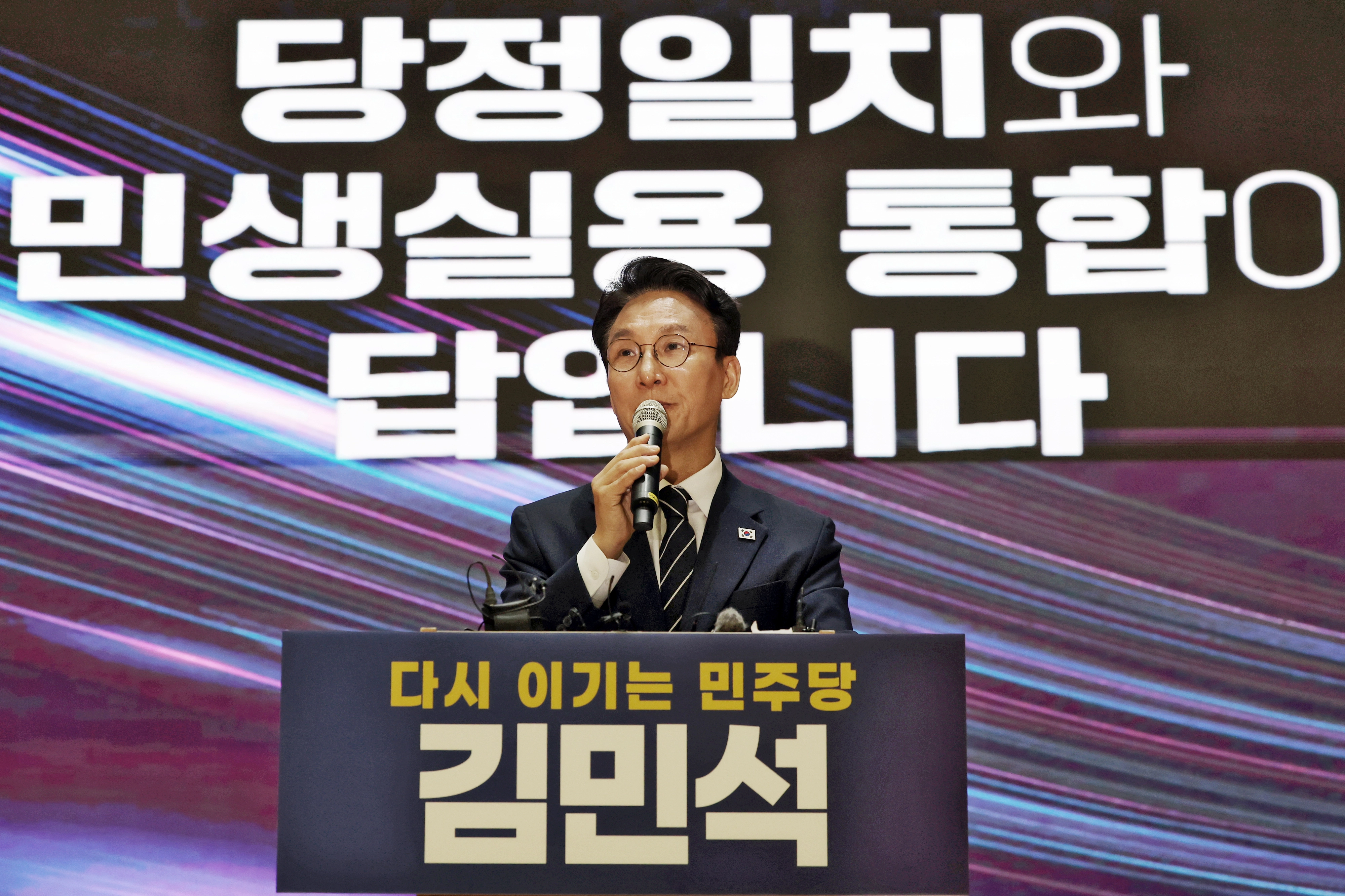 민주당 대표 선거 출마하는 김민석  더불어민주당 당권주자인 김민석 전 국무총리가 6일 전남광주통합특별시 동구 전일빌딩 245에서 당 대표 선거 출마 선언을 하고 있다.