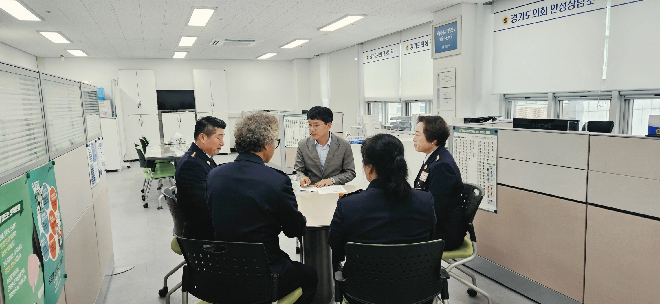 ▲ 이주현 의원이 경기도의회 안성상담소에서 안성시 의용소방대연합회 관계자들과 간담회를 갖고 현장의 목소리를 경청하고 있다. (사진=경기도의회)