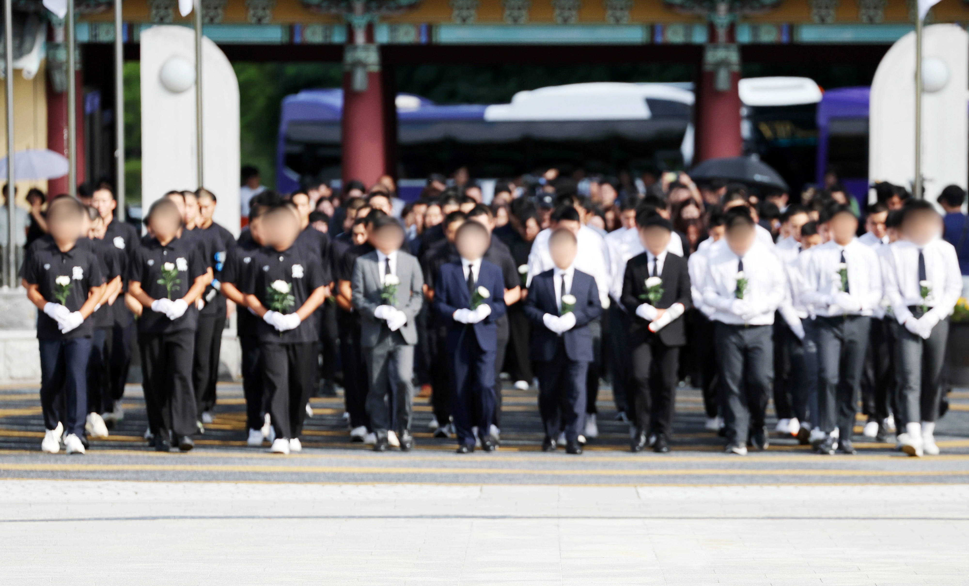 6일 오후 전남광주통합특별시 북구 국립 5·18 민주묘지에서 광주제일고등학교·배재고등학교 학생들이 참배하고 있다. 2026.7.6. 연합뉴스