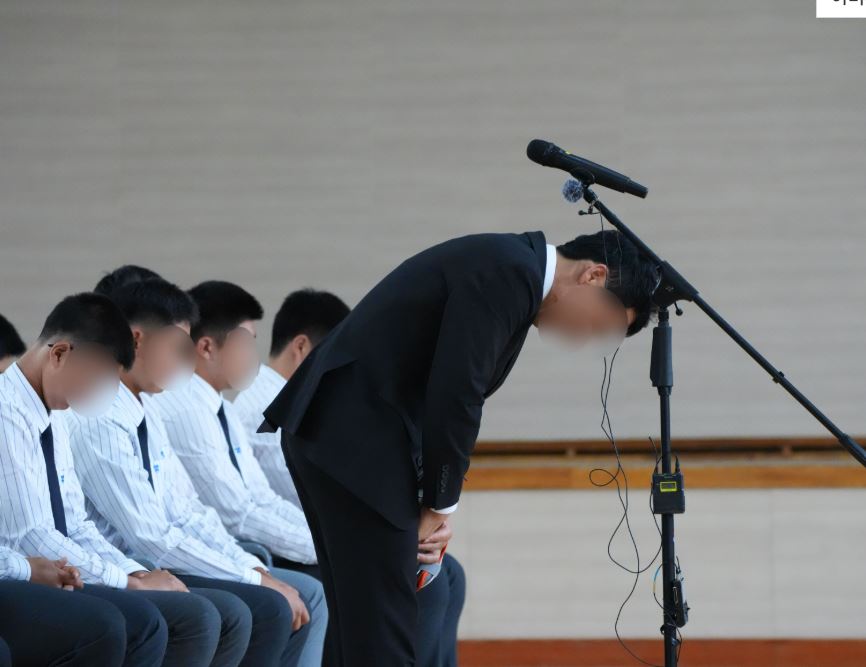 고개 숙인 배재고 교장