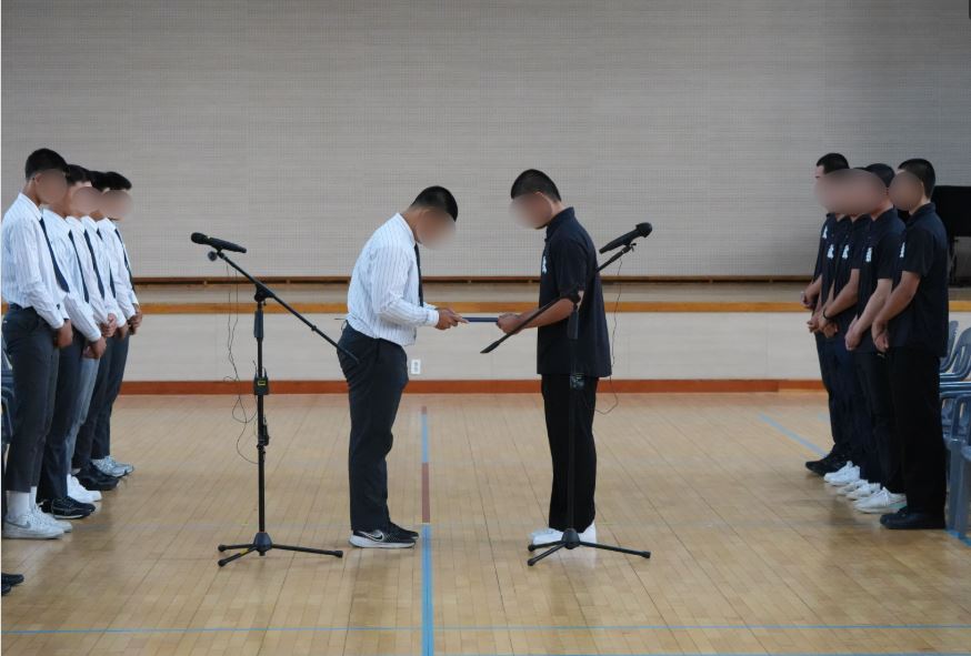 광주제일고에 자필 사과문 전달하는 배재고 야구부원